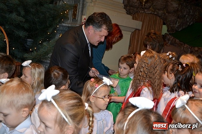 Zdjęcie w galerii na portalu naszraciborz.pl: Kolędowanie przy żłóbku - wspaniały koncert małych laureatów w Tworkowie wiadomości z regionu