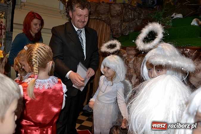 Zdjęcie w galerii na portalu naszraciborz.pl: Kolędowanie przy żłóbku - wspaniały koncert małych laureatów w Tworkowie wiadomości z regionu