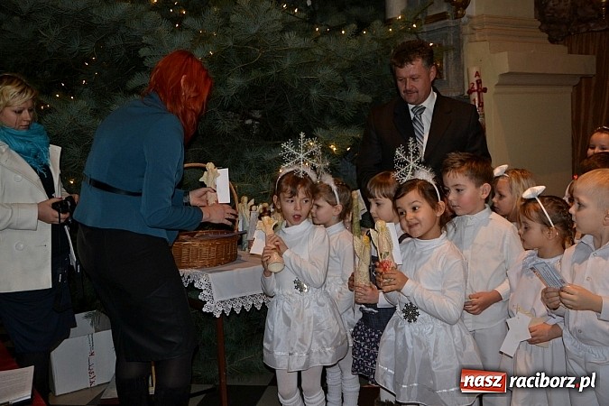 Zdjęcie w galerii na portalu naszraciborz.pl: Kolędowanie przy żłóbku - wspaniały koncert małych laureatów w Tworkowie wiadomości z regionu
