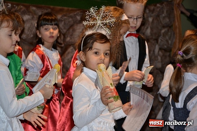 Zdjęcie w galerii na portalu naszraciborz.pl: Kolędowanie przy żłóbku - wspaniały koncert małych laureatów w Tworkowie wiadomości z regionu