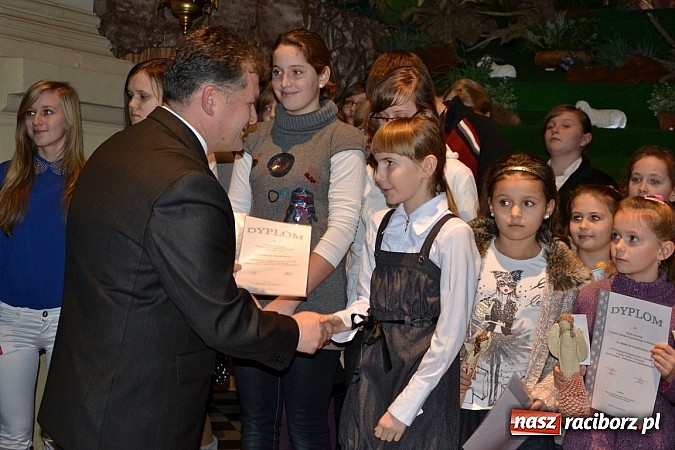 Zdjęcie w galerii na portalu naszraciborz.pl: Kolędowanie przy żłóbku - wspaniały koncert małych laureatów w Tworkowie wiadomości z regionu