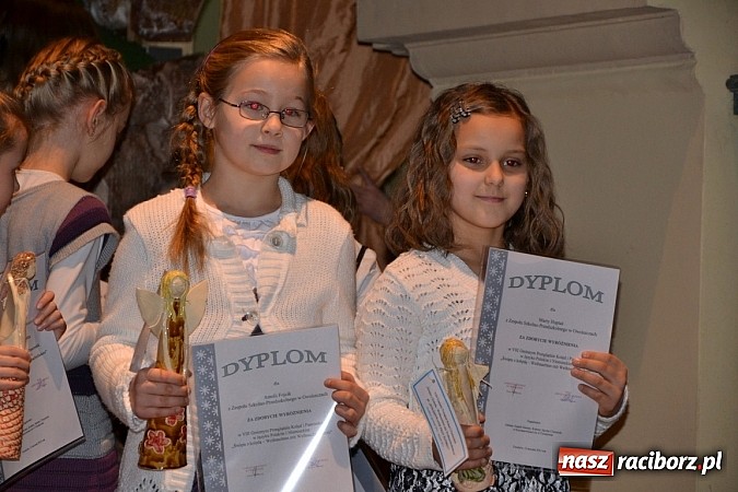 Zdjęcie w galerii na portalu naszraciborz.pl: Kolędowanie przy żłóbku - wspaniały koncert małych laureatów w Tworkowie wiadomości z regionu