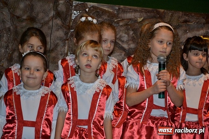 Zdjęcie w galerii na portalu naszraciborz.pl: Kolędowanie przy żłóbku - wspaniały koncert małych laureatów w Tworkowie wiadomości z regionu