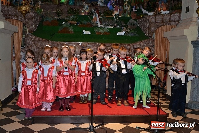 Zdjęcie w galerii na portalu naszraciborz.pl: Kolędowanie przy żłóbku - wspaniały koncert małych laureatów w Tworkowie wiadomości z regionu