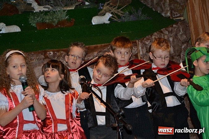 Zdjęcie w galerii na portalu naszraciborz.pl: Kolędowanie przy żłóbku - wspaniały koncert małych laureatów w Tworkowie wiadomości z regionu
