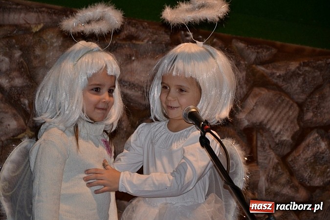 Zdjęcie w galerii na portalu naszraciborz.pl: Kolędowanie przy żłóbku - wspaniały koncert małych laureatów w Tworkowie wiadomości z regionu