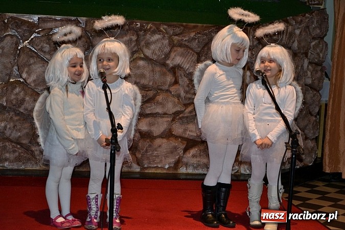 Zdjęcie w galerii na portalu naszraciborz.pl: Kolędowanie przy żłóbku - wspaniały koncert małych laureatów w Tworkowie wiadomości z regionu