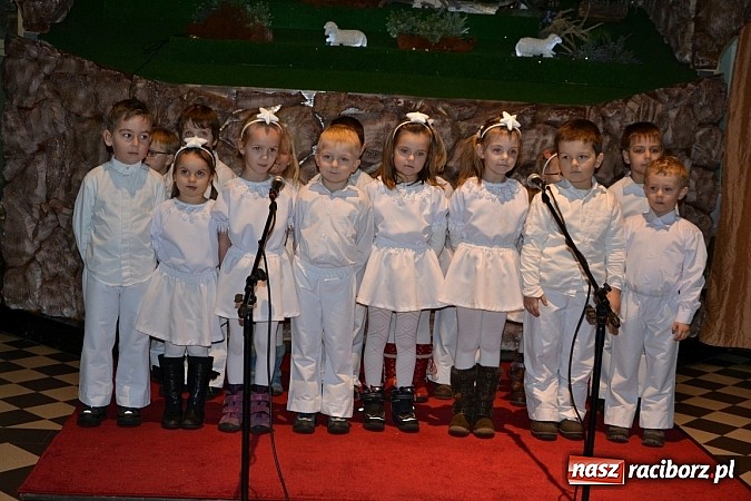 Zdjęcie w galerii na portalu naszraciborz.pl: Kolędowanie przy żłóbku - wspaniały koncert małych laureatów w Tworkowie wiadomości z regionu
