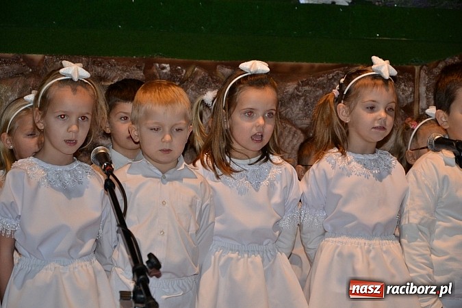 Zdjęcie w galerii na portalu naszraciborz.pl: Kolędowanie przy żłóbku - wspaniały koncert małych laureatów w Tworkowie wiadomości z regionu