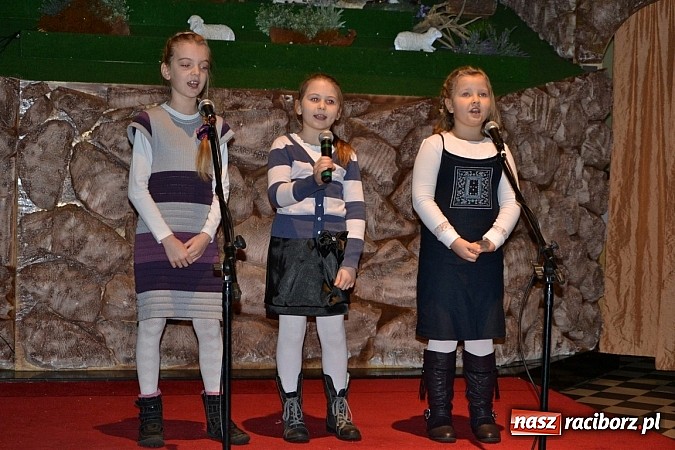 Zdjęcie w galerii na portalu naszraciborz.pl: Kolędowanie przy żłóbku - wspaniały koncert małych laureatów w Tworkowie wiadomości z regionu