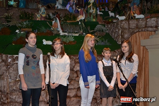 Zdjęcie w galerii na portalu naszraciborz.pl: Kolędowanie przy żłóbku - wspaniały koncert małych laureatów w Tworkowie wiadomości z regionu