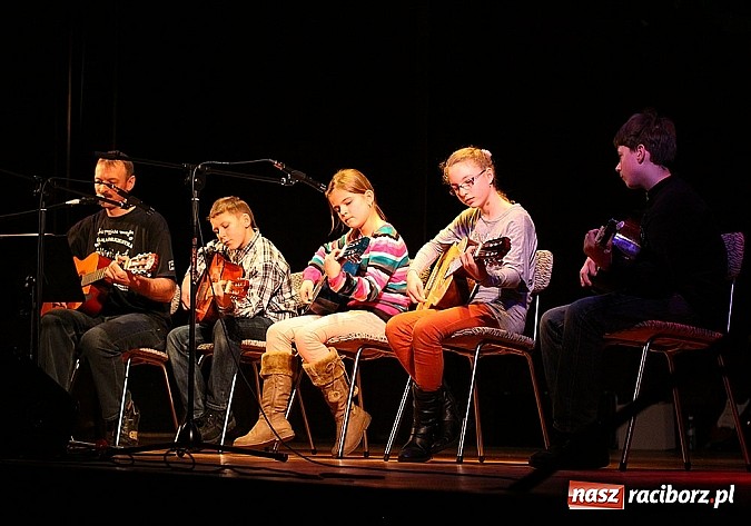 Zdjęcie w galerii na portalu naszraciborz.pl: W Kuźni Raciborskiej zebrano ponad 16 tys. zł wiadomości z regionu