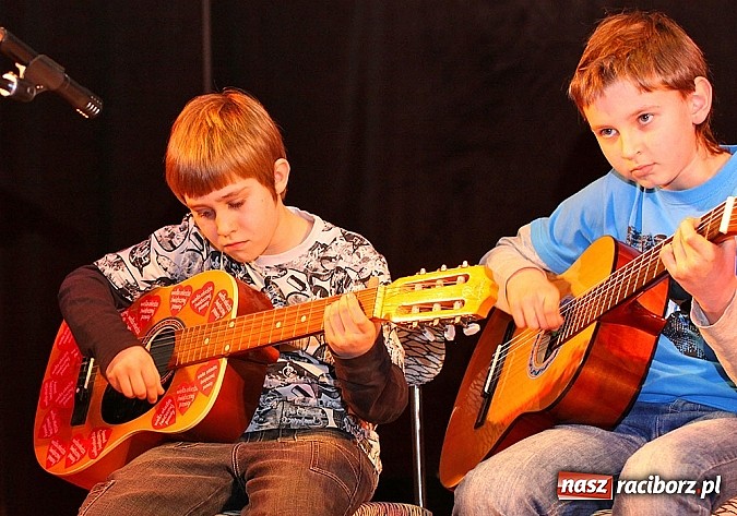 Zdjęcie w galerii na portalu naszraciborz.pl: W Kuźni Raciborskiej zebrano ponad 16 tys. zł wiadomości z regionu