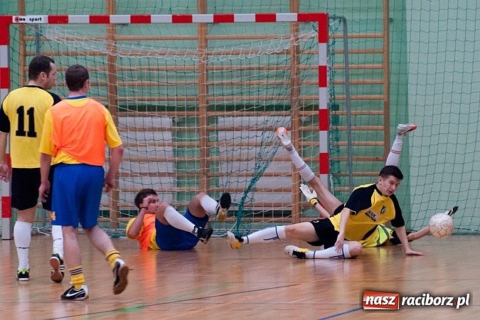 Zdjęcie w galerii na portalu naszraciborz.pl: Dreszczowiec w meczu Feniksa z Bad Boys wiadomości z regionu