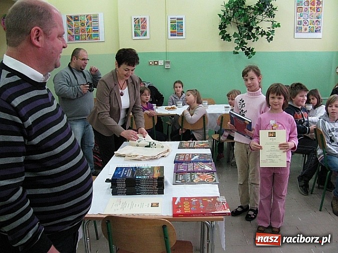 Zdjęcie w galerii na portalu naszraciborz.pl: Powiatowy konkurs Rodzinna Szopka Bożonarodzeniowa wiadomości z regionu