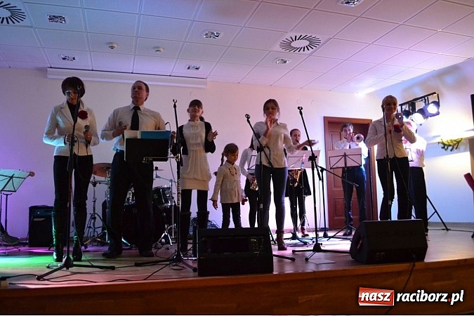Zdjęcie w galerii na portalu naszraciborz.pl: Family Band wystąpił na Zamku Piastowskim wiadomości z regionu