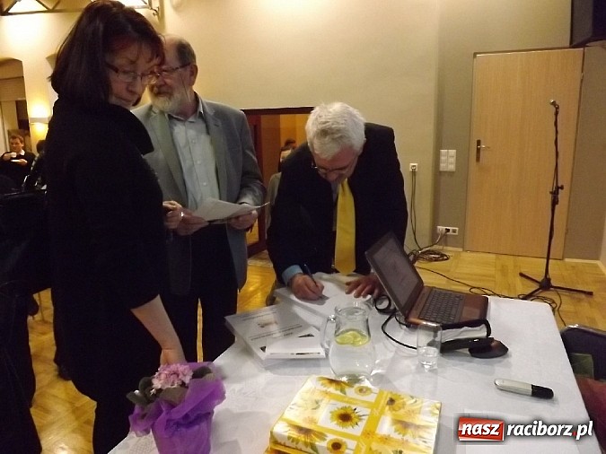 Zdjęcie w galerii na portalu naszraciborz.pl: Tworków: promocja książki o plebiscycie wiadomości z regionu