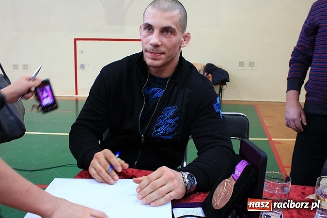 Zdjęcie w galerii na portalu naszraciborz.pl: Damian Janikowski spotkał się z uczniami SP 15. Obiecał, że powalczy o olimpijskie złoto wiadomości z regionu