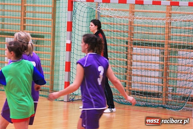 Zdjęcie w galerii na portalu naszraciborz.pl: Dziewczyny z I LO najlepsze w piłce ręcznej! wiadomości z regionu