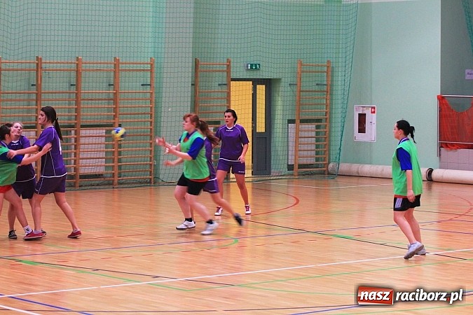 Zdjęcie w galerii na portalu naszraciborz.pl: Dziewczyny z I LO najlepsze w piłce ręcznej! wiadomości z regionu