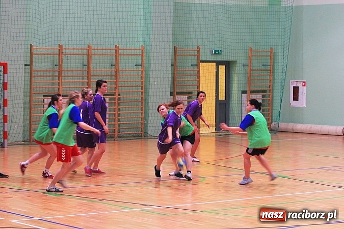 Zdjęcie w galerii na portalu naszraciborz.pl: Dziewczyny z I LO najlepsze w piłce ręcznej! wiadomości z regionu