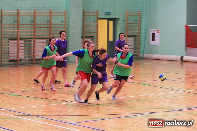 Zdjęcie w galerii na portalu naszraciborz.pl: Dziewczyny z I LO najlepsze w piłce ręcznej! wiadomości z regionu
