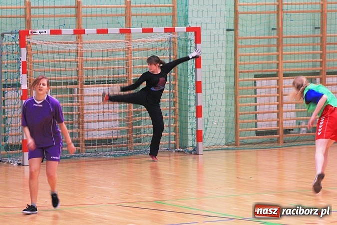 Zdjęcie w galerii na portalu naszraciborz.pl: Dziewczyny z I LO najlepsze w piłce ręcznej! wiadomości z regionu