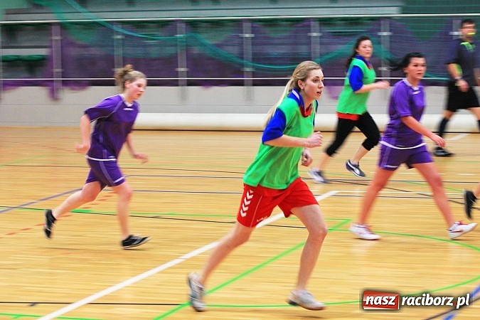 Zdjęcie w galerii na portalu naszraciborz.pl: Dziewczyny z I LO najlepsze w piłce ręcznej! wiadomości z regionu