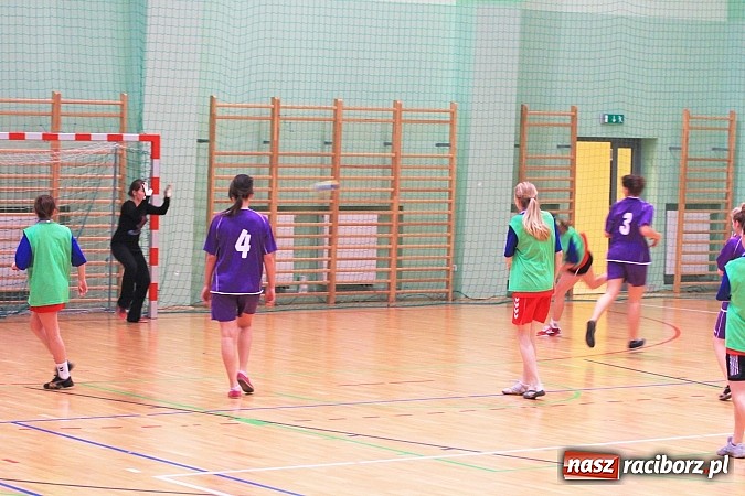 Zdjęcie w galerii na portalu naszraciborz.pl: Dziewczyny z I LO najlepsze w piłce ręcznej! wiadomości z regionu