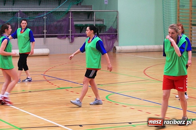 Zdjęcie w galerii na portalu naszraciborz.pl: Dziewczyny z I LO najlepsze w piłce ręcznej! wiadomości z regionu