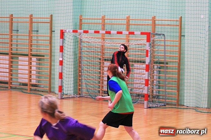 Zdjęcie w galerii na portalu naszraciborz.pl: Dziewczyny z I LO najlepsze w piłce ręcznej! wiadomości z regionu