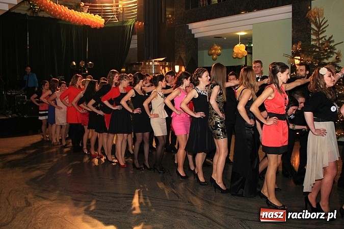 Zdjęcie w galerii na portalu naszraciborz.pl: 100 dni do matury, czyli studniówka raciborskiego Mechanika w Amadeusie wiadomości z regionu