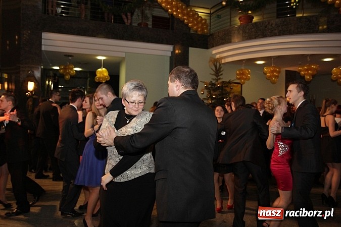 Zdjęcie w galerii na portalu naszraciborz.pl: 100 dni do matury, czyli studniówka raciborskiego Mechanika w Amadeusie wiadomości z regionu