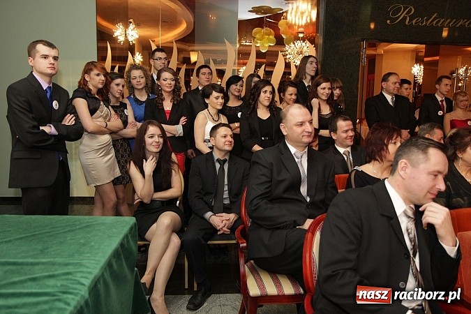 Zdjęcie w galerii na portalu naszraciborz.pl: 100 dni do matury, czyli studniówka raciborskiego Mechanika w Amadeusie wiadomości z regionu