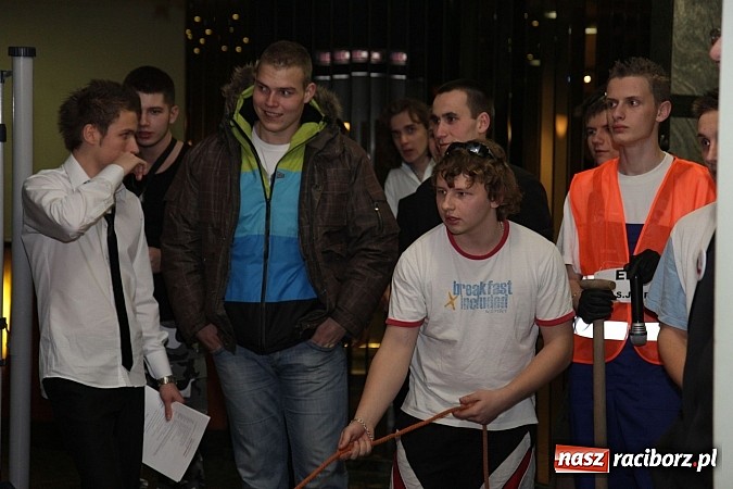 Zdjęcie w galerii na portalu naszraciborz.pl: 100 dni do matury, czyli studniówka raciborskiego Mechanika w Amadeusie wiadomości z regionu