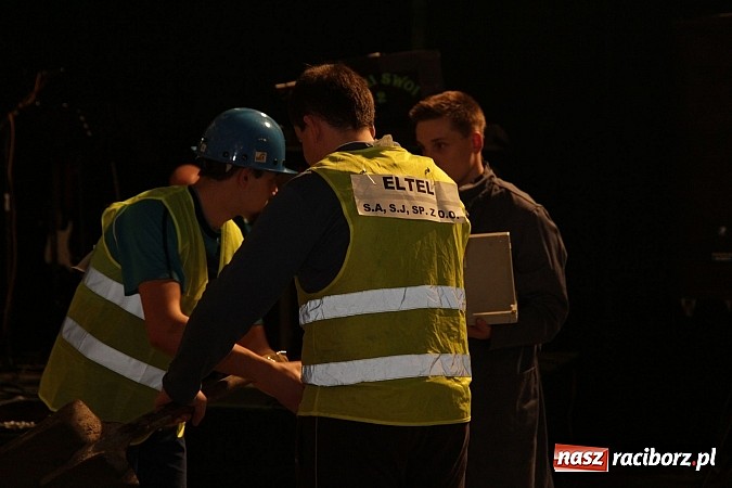 Zdjęcie w galerii na portalu naszraciborz.pl: 100 dni do matury, czyli studniówka raciborskiego Mechanika w Amadeusie wiadomości z regionu