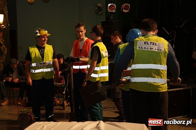 Zdjęcie w galerii na portalu naszraciborz.pl: 100 dni do matury, czyli studniówka raciborskiego Mechanika w Amadeusie wiadomości z regionu