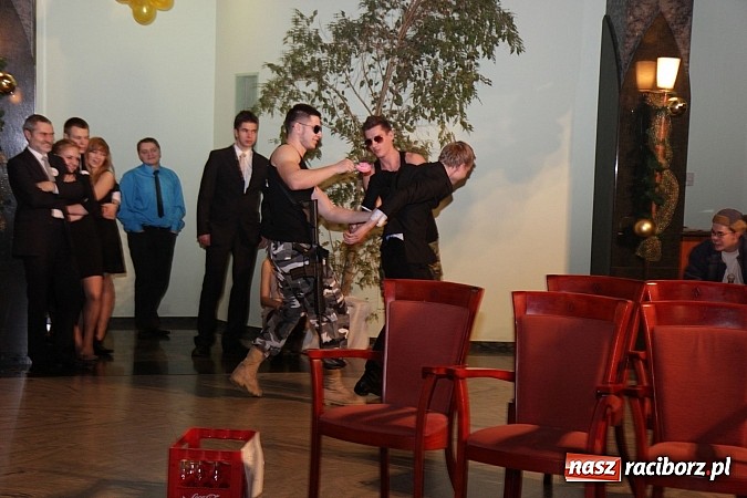 Zdjęcie w galerii na portalu naszraciborz.pl: 100 dni do matury, czyli studniówka raciborskiego Mechanika w Amadeusie wiadomości z regionu