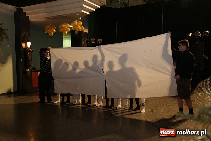 Zdjęcie w galerii na portalu naszraciborz.pl: 100 dni do matury, czyli studniówka raciborskiego Mechanika w Amadeusie wiadomości z regionu