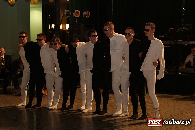 Zdjęcie w galerii na portalu naszraciborz.pl: 100 dni do matury, czyli studniówka raciborskiego Mechanika w Amadeusie wiadomości z regionu