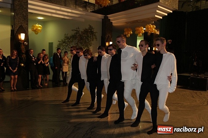 Zdjęcie w galerii na portalu naszraciborz.pl: 100 dni do matury, czyli studniówka raciborskiego Mechanika w Amadeusie wiadomości z regionu