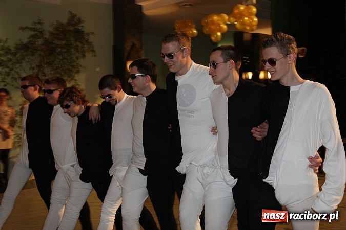 Zdjęcie w galerii na portalu naszraciborz.pl: 100 dni do matury, czyli studniówka raciborskiego Mechanika w Amadeusie wiadomości z regionu