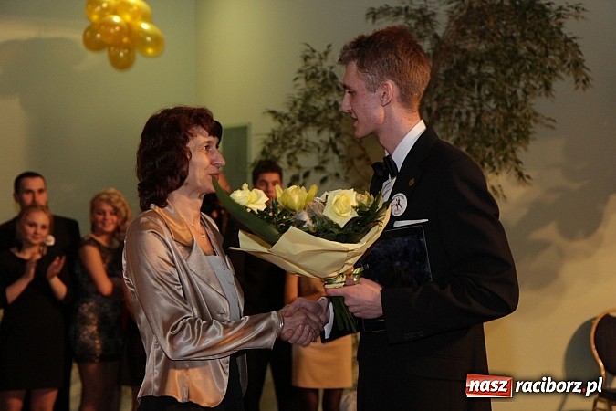 Zdjęcie w galerii na portalu naszraciborz.pl: 100 dni do matury, czyli studniówka raciborskiego Mechanika w Amadeusie wiadomości z regionu