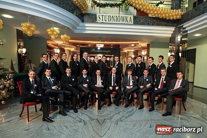 Zdjęcie w galerii na portalu naszraciborz.pl: 100 dni do matury, czyli studniówka raciborskiego Mechanika w Amadeusie wiadomości z regionu