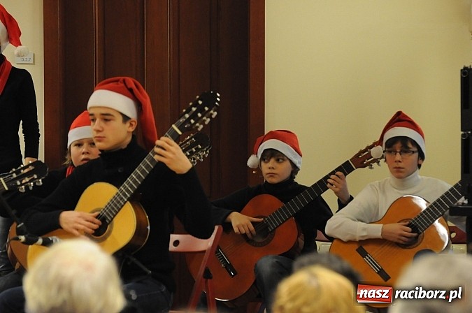 Zdjęcie w galerii na portalu naszraciborz.pl: Radosne koncertowanie na raciborskim zamku wiadomości z regionu