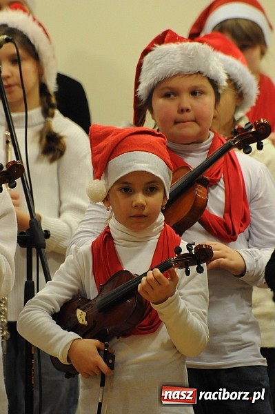 Zdjęcie w galerii na portalu naszraciborz.pl: Radosne koncertowanie na raciborskim zamku wiadomości z regionu