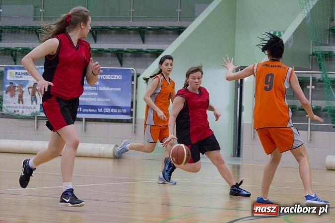 Zdjęcie w galerii na portalu naszraciborz.pl: Wygrana koszykarek z ZSOMS wiadomości z regionu