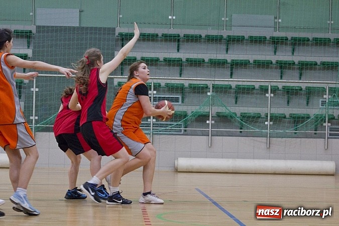 Zdjęcie w galerii na portalu naszraciborz.pl: Wygrana koszykarek z ZSOMS wiadomości z regionu
