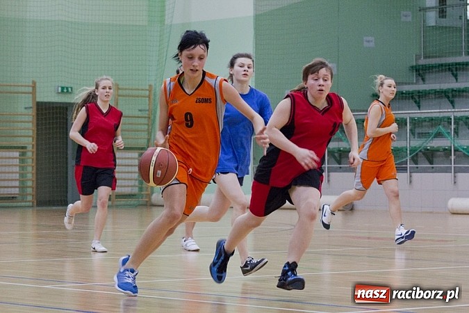 Zdjęcie w galerii na portalu naszraciborz.pl: Wygrana koszykarek z ZSOMS wiadomości z regionu