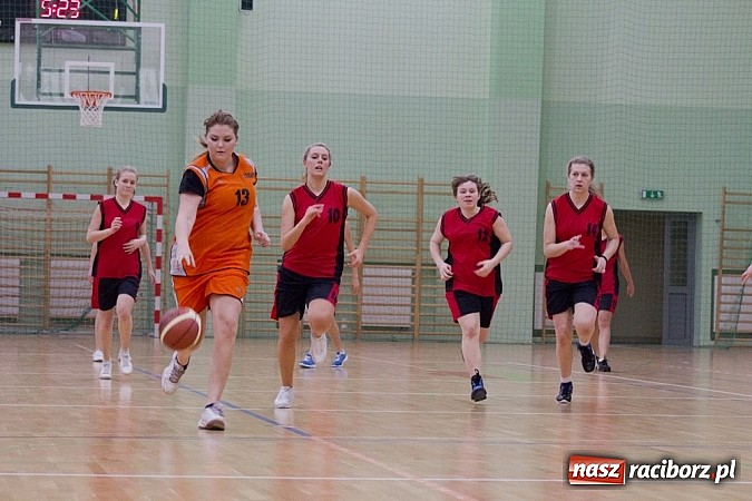 Zdjęcie w galerii na portalu naszraciborz.pl: Wygrana koszykarek z ZSOMS wiadomości z regionu